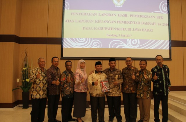 Kepala DiskominfoStandi Mengikuti Acara Penghargaan Opini WTP Dari BPK RI  Kab/kota Se Provinsi Jawa