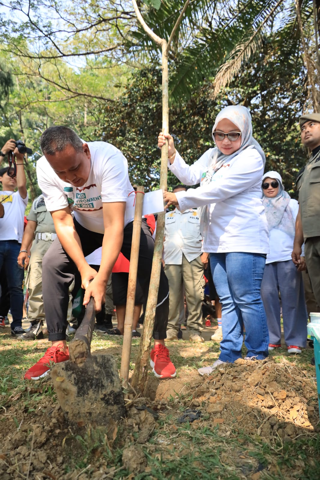 Plt Wali Kota Bekasi Tanam Pohon pada Puncak Peringatan Hari Lingkungan Hidup Sedunia