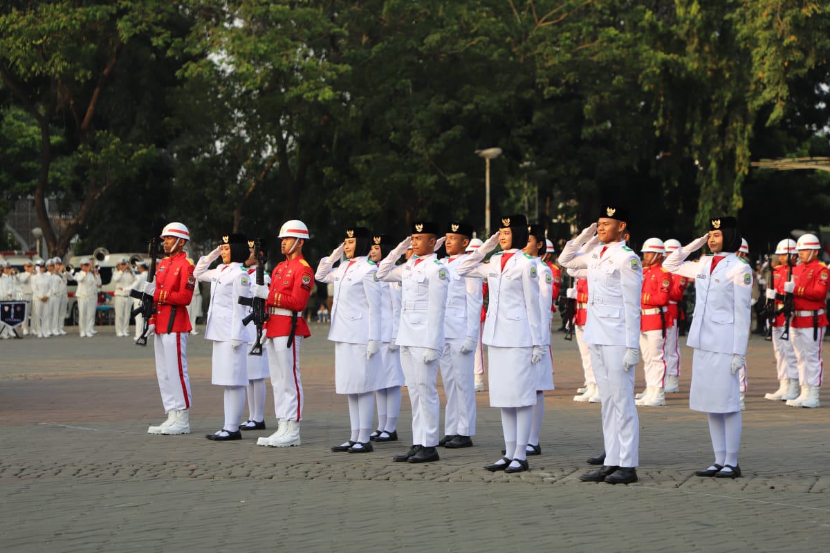 Penurunan Sang Saka Merah Putih di Alun-Alun Kota Bekasi