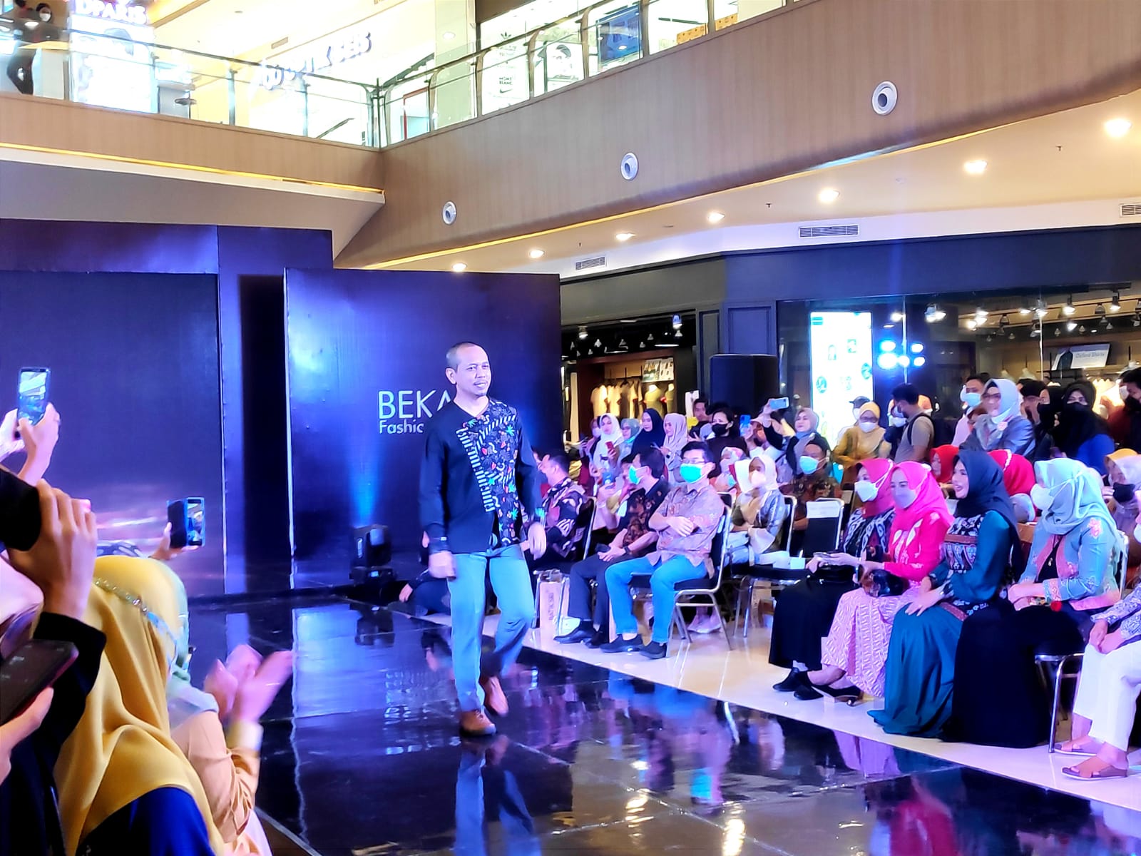 Kadis Kominfostandi Kota Bekasi Cat Walk di Acara Bekasi Fashion Week 2022